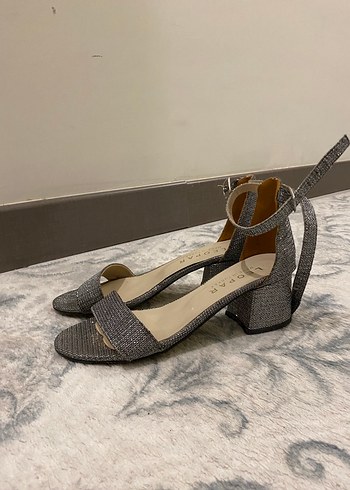 Gri Yılan Desenli Tokalı Topuklu Ayakkabı
