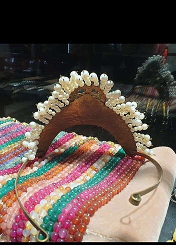 DEĞER TASLARLA TASARLANMIS TAÇ - Görsel 2