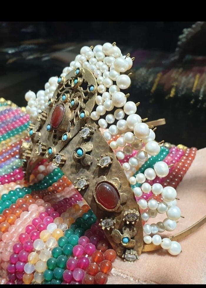 DEĞER TASLARLA TASARLANMIS TAÇ - Görsel 3