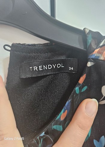 Trendyol & Milla Çiçek desenli siyah midi elbise