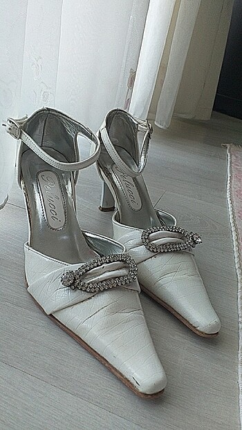 Beyaz renk, şık, düğün ayakkabısı.