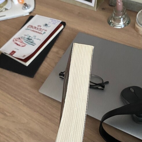  Beden Aramızdaki Gölgeler karton kapak