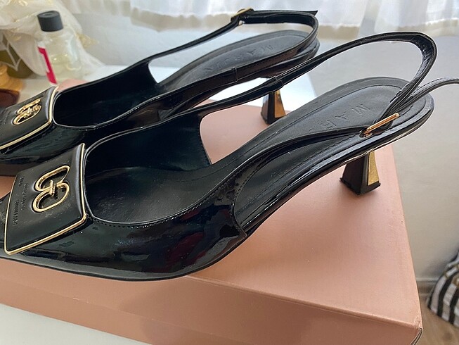 Marjin Topuklu gold detaylı siyah ayakkabı kutusu ile