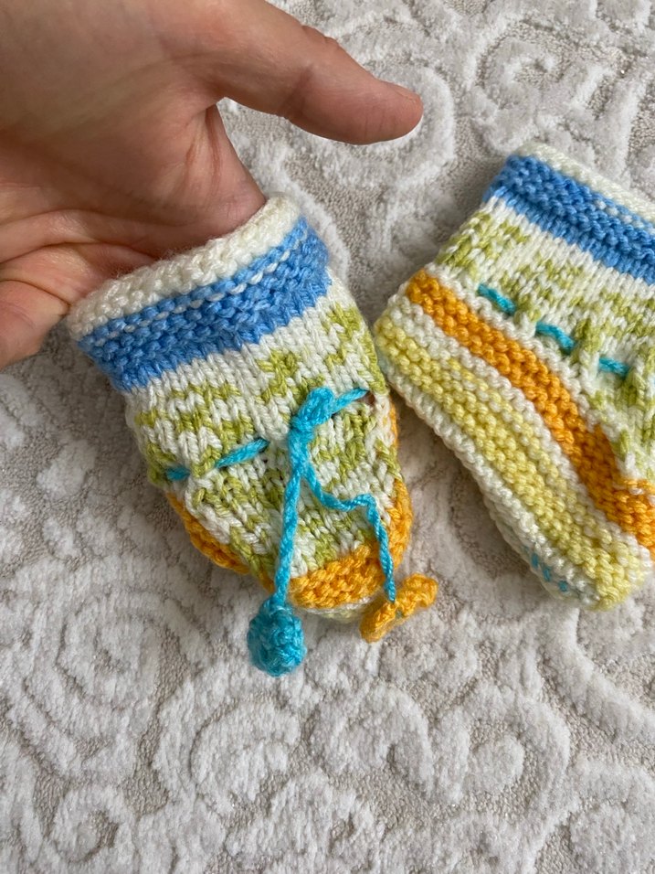 Renkli Nakışlı Örgü Kız Bebek Patikleri - Görsel 3