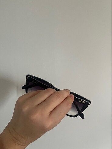 Beden Atasunoptikten aldım Quay marka siyah güneş gözlüğü