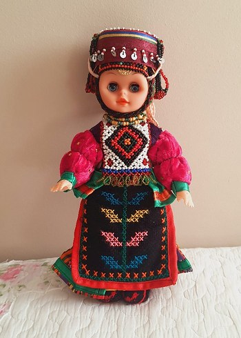 Renkli Geleneksel Kıyafetli Damal Bebek