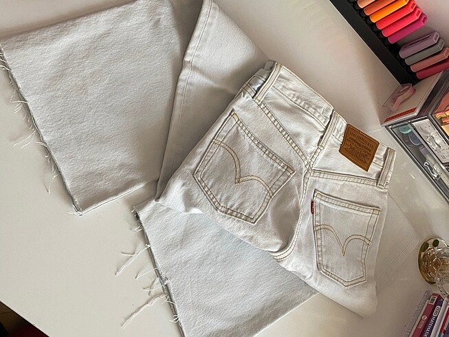 xs Beden mavi Renk Levis pantalon bedenime uymadı iadesi geçtiği için satıyorum