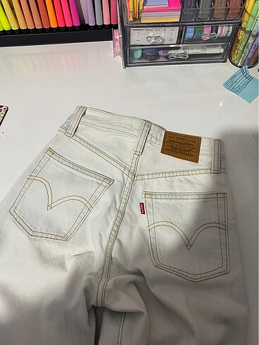 Levis pantalon bedenime uymadı iadesi geçtiği için satıyorum