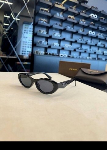 Prada Siyah Kadın Sokak Stili Gözlüğü