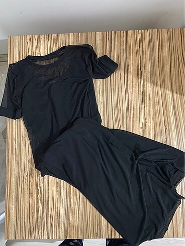 Siyah tülü içi astarlı elbise