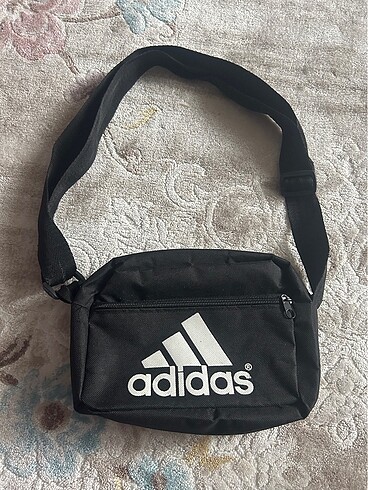 Adidas canta