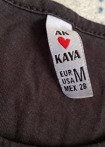 Dantel Detaylı Siyah Kelebek Desenli Tişört - Görsel 2