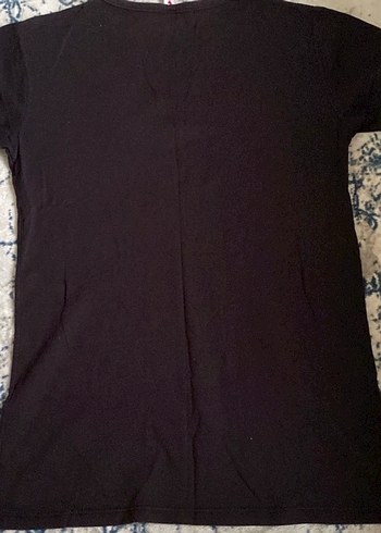 Dantel Detaylı Siyah Kelebek Desenli Tişört - Görsel 3