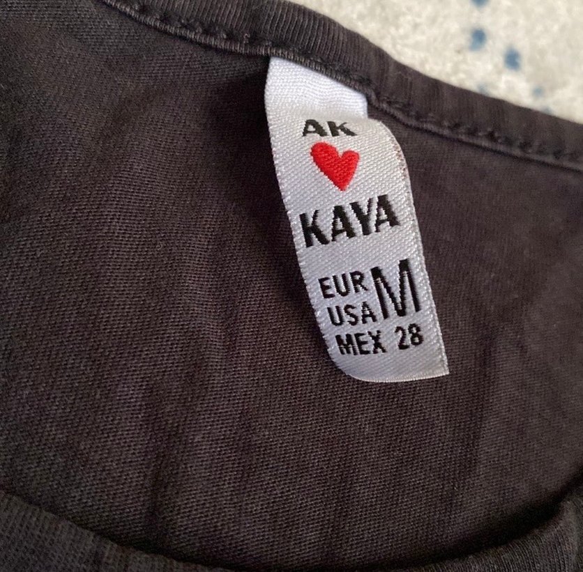 Dantel Detaylı Siyah Kelebek Desenli Tişört - Görsel 2