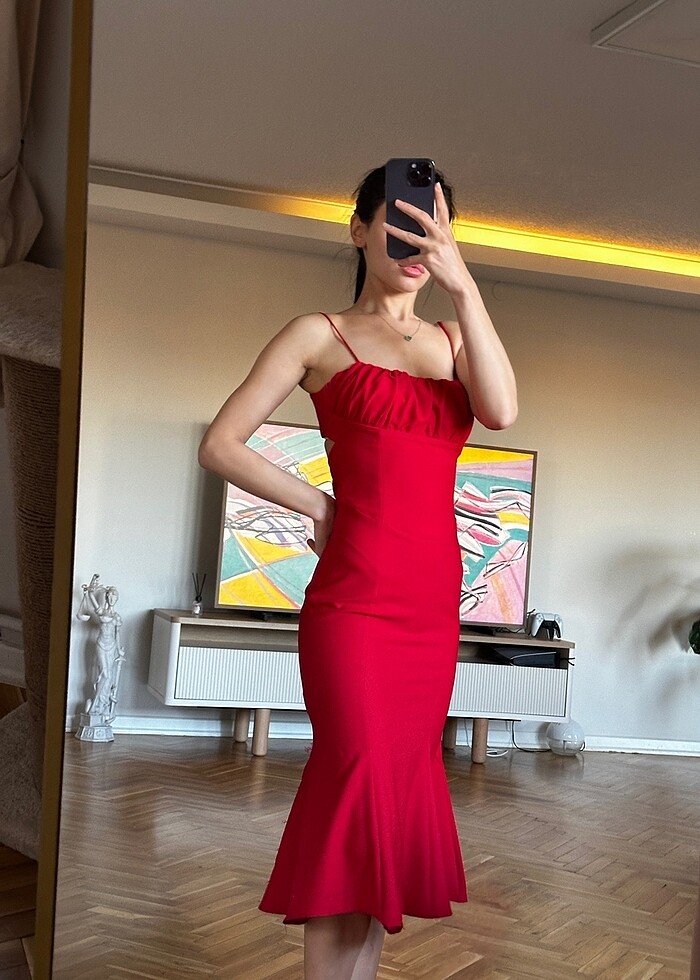 Kırmızı elbise - Görsel 2
