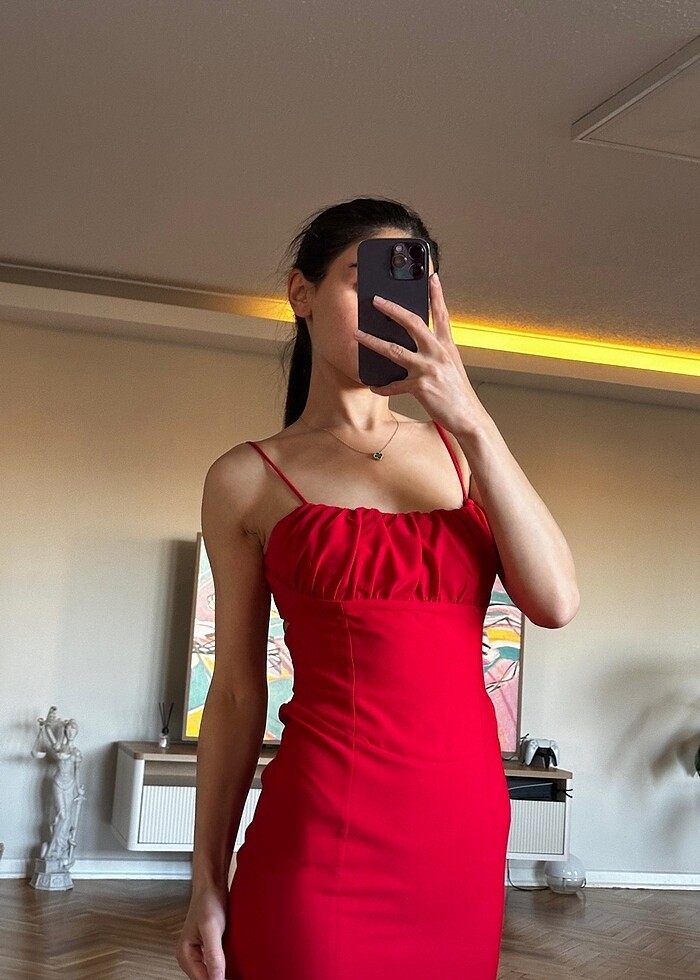 Kırmızı elbise - Görsel 3