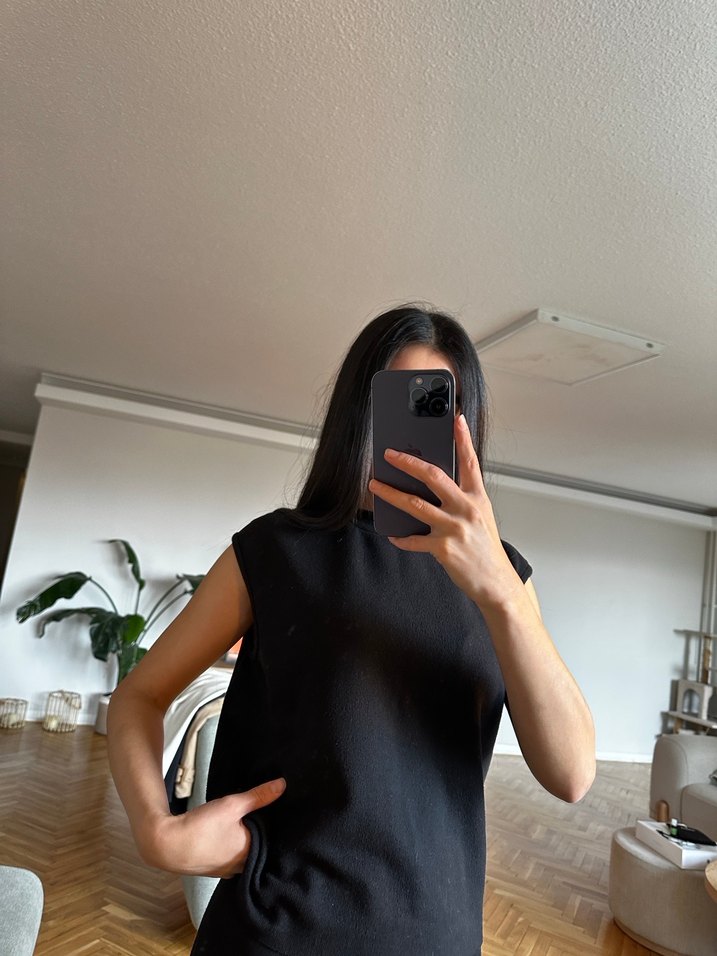 Siyah Yüksek Yakalı Kolsuz takım - Görsel 2