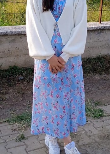 çiçekli midi yırtmaçlı elbise