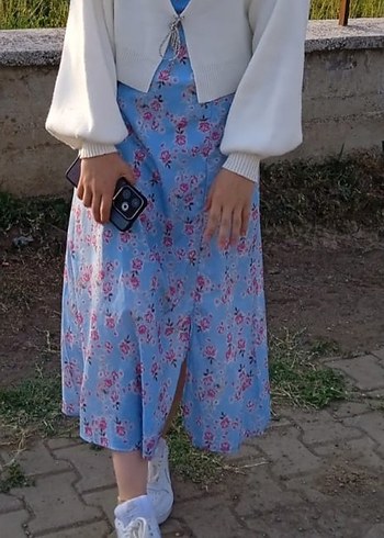 çiçekli midi yırtmaçlı elbise