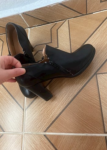 Siyah Deri Tokalı Kadın Topuklu Bot - Görsel 2