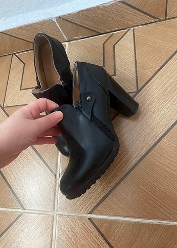 Siyah Deri Tokalı Kadın Topuklu Bot - Görsel 3