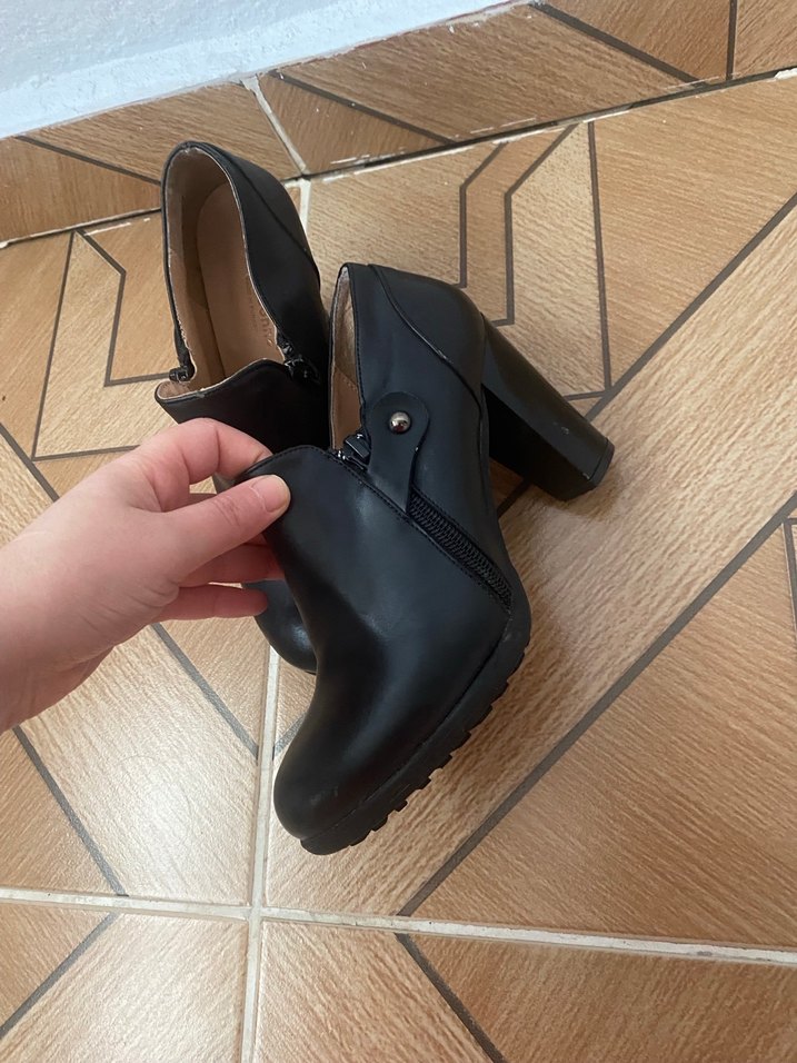 Siyah Deri Tokalı Kadın Topuklu Bot - Görsel 3