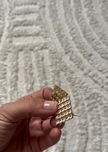 Altın Renkli Payetli Nakışlı Midi Küpe - Görsel 4