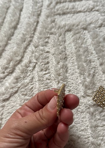 Altın Renkli Payetli Nakışlı Midi Küpe - Görsel 3