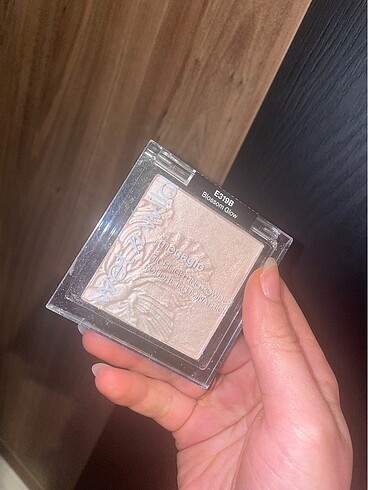 Wet n wild Pembe Aydınlatıcı Highlighter