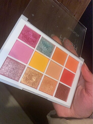 Wet n wild Beaulis Flash It 12 li far paleti 216 Bloomy Eyes