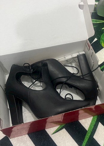Siyah Tokalı Gotik Topuklu Kadın Ayakkabı