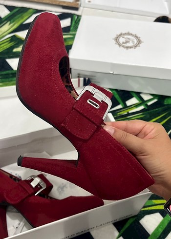 Diğer Klasik Kırmızı Süet Tokalı Stiletto