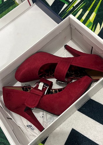 Klasik Kırmızı Süet Tokalı Stiletto