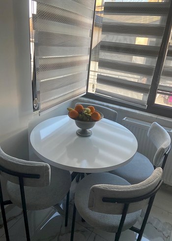 Beden Bir yemek masası bir mutfak masası