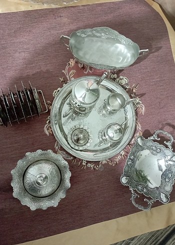 Nakışlı Beyaz Parlak Sofra Takımı