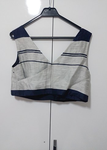 V Yaka Kemerli Kısa Gri Crop Top - Görsel 2