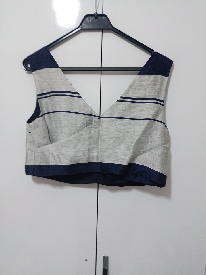 V Yaka Kemerli Kısa Gri Crop Top - Görsel 2