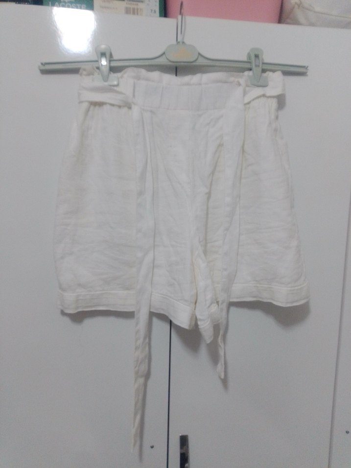 Beyaz Keten Kemerli Mini Şort - Görsel 3