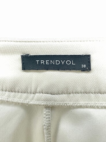 38 Beden beyaz Renk Trendyol & Milla Mini Şort %70 İndirimli.