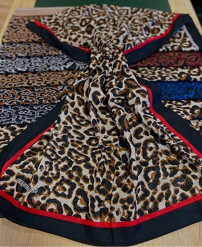 Beden Leoparlı şal