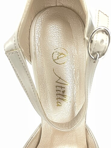 40 Beden beyaz Renk PreLoved Stiletto %70 İndirimli.