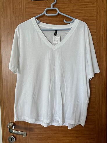 Defacto beyaz basit v yaka tshirt