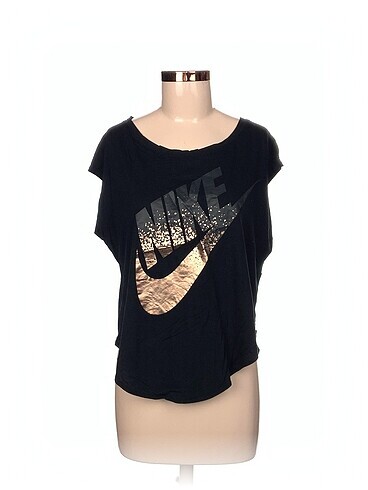 Nike T-shirt %70 İndirimli.
