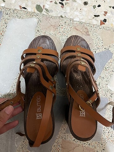 Butıgo marka kahverengi topuklu ayakkabı - Görsel 6