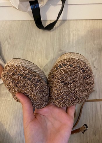 Bej Örgü Detaylı Bohem Dolgu Topuk Sandalet - Görsel 3