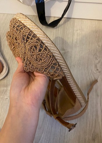 Bej Örgü Detaylı Bohem Dolgu Topuk Sandalet - Görsel 5