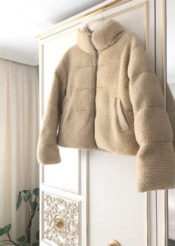 Bej Yüksek Yakalı Peluş Kadın Mont