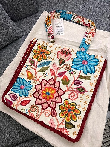 Zara Zara büyük boy işlemeli çiçek baskılı çanta
