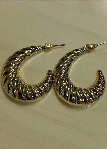 Burgu detaylı gold küpe...