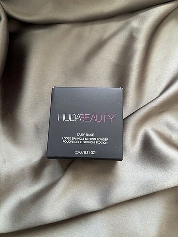 Huda Beauty Easy Bake Powder - Banana Bread